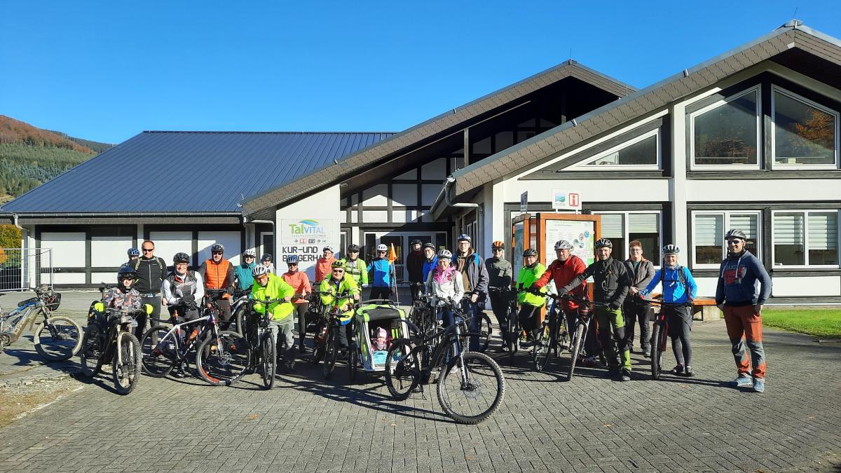 Die Radtour mit den Bürgermeistern Jarosz und Puspas startete am Kur- und Bürgerhaus in Saalhausen. von privat
