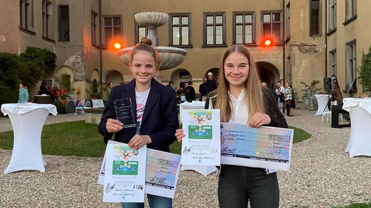 Die zwei SUG-Schülerinnen Emma Gabriel und Merle Nicklaus nahmen erfolgreich am Wettbewerb Casimirs Kinderliteraturpreis teil. von privat