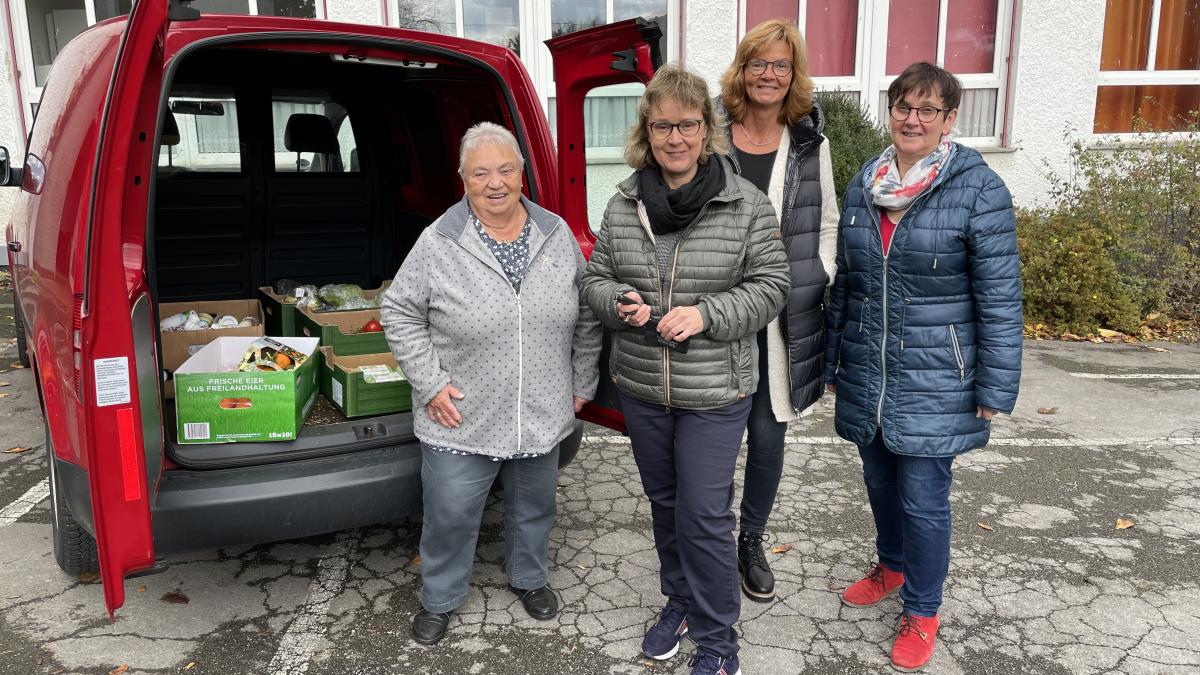 Der Vorstand des Caritas-Warenkorbs Finnentrop, Karin Becker, Simone Schulte, Cordula Helmig, Bernadette Schörmann (v.l.) mit dem neu angeschafften Lieferwagen. Es fehlt Ulla Rau. von privat