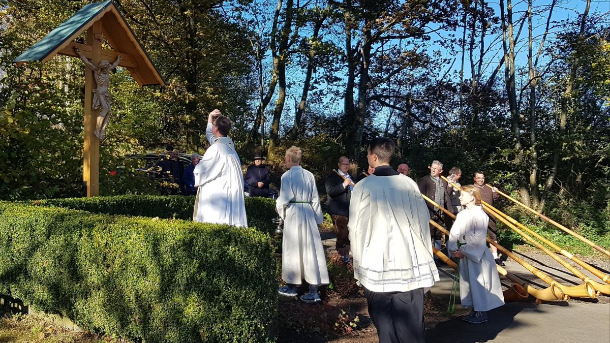 Bei Alphorn-Klängen wurde das neue Wegekreuz an der Viehbahn von Vikar Michael Kammradt gesegnet. von privat
