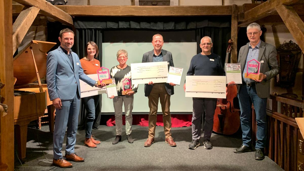 von links: Bürgermeister Jarosz überreichte die Preise an Britte Kellermann und Renate Arnoldi (ARGE Brachthausen), Reiner Löcker (Musikverein Rahrbach) sowie Dirk Christes und Martin Vormberg (Dorf AG Wirme). von privat
