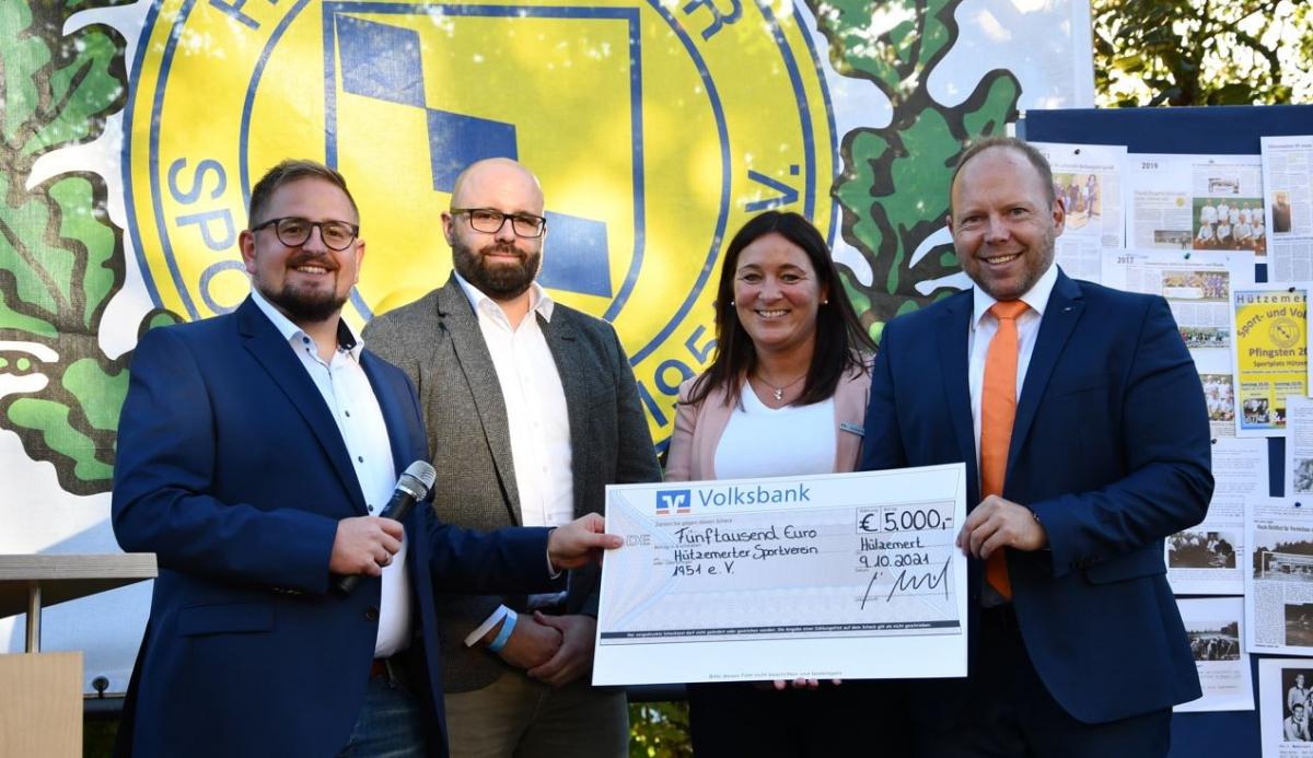 Julian Ziegeweidt (Vorsitzender), Daniel Ortmann (Abteilungsleiter Fußball), Andrea Bender (Marketing Volksbank) und Marco Heinemann (Vorstand Volksbank) bei der Überreichung der Spende. von privat