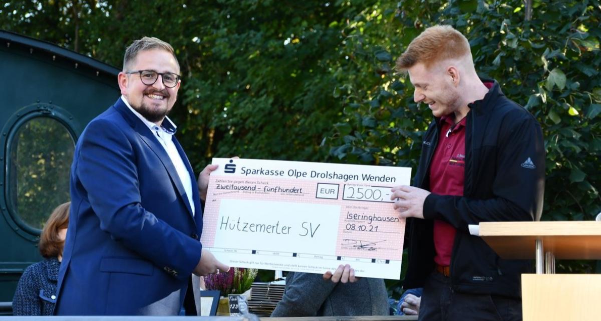 Dominik Reuber übergab den Scheck in Höhe von 2.500 Euro an den Vorsitzenden Julian Ziegeweidt. von privat