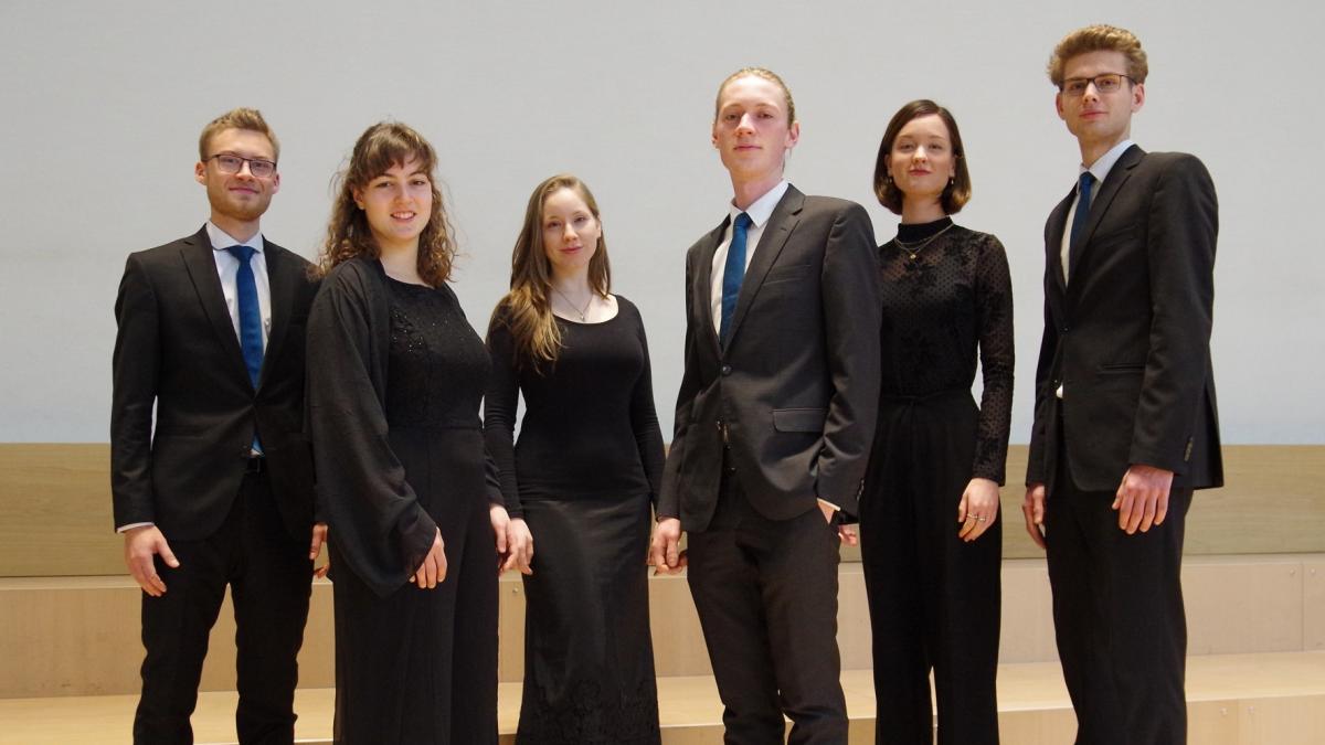 Im Repertoire der sechs jungen Sänger sind auch Arrangements bekannter Popsongs. von privat