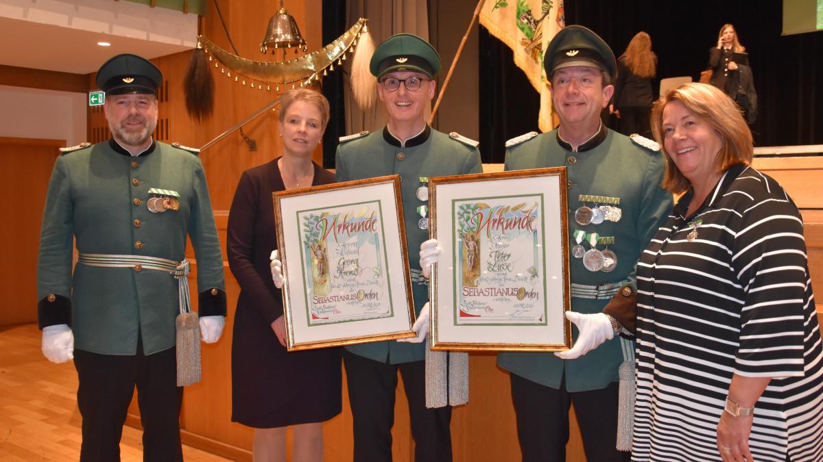 Major Peter Liese und seine Frau Marion (r.) sowie Georg Arens, seine Frau Gudrun und Hauptmann Holger Harnischmacher (l.) strahlen in die Kameras. von Nicole Voss