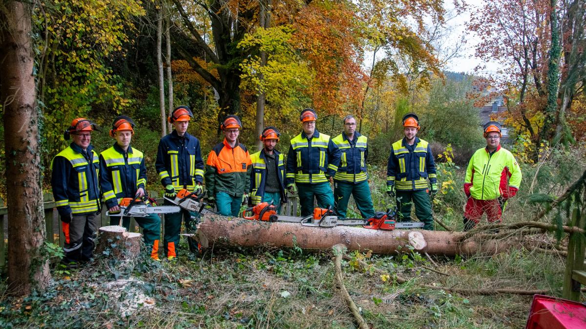 Sieben Teilnehmer aus verschiedenen Finnentroper Ortsteilen schlossen den Lehrgang Technische Hilfe Wald – Modul A erfolgreich ab. von privat