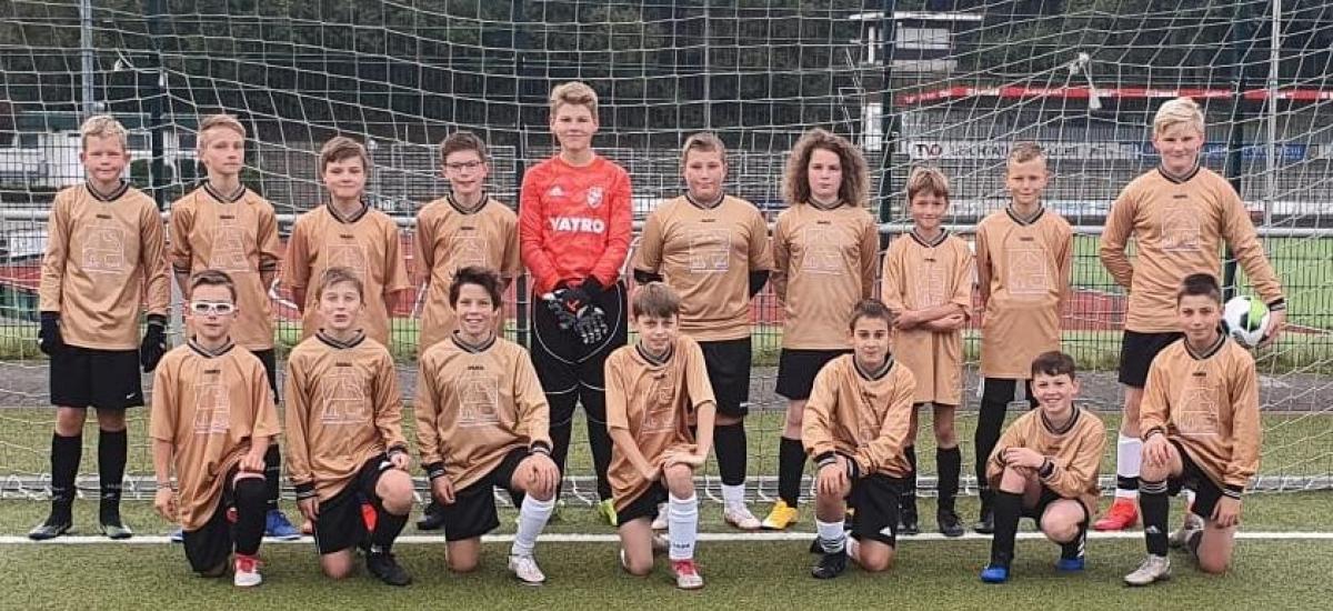 Die Siegermannschaft bei den Jüngeren (hinten von links): Leandro Heuel, Paul Bock, Hans Harald von Müffling, Till Schneider, Henry Rumpff, Arthur Allerdings, Julian Schwerdt, Finn Schürholz, Nino Matheis, Silas Fischer.

Vorne von links: Jaro Hesse, Ben Schneider, Noah Steiner, John Hardenacke, Denis Trif, Ben Stricker, Malik Gens. von privat