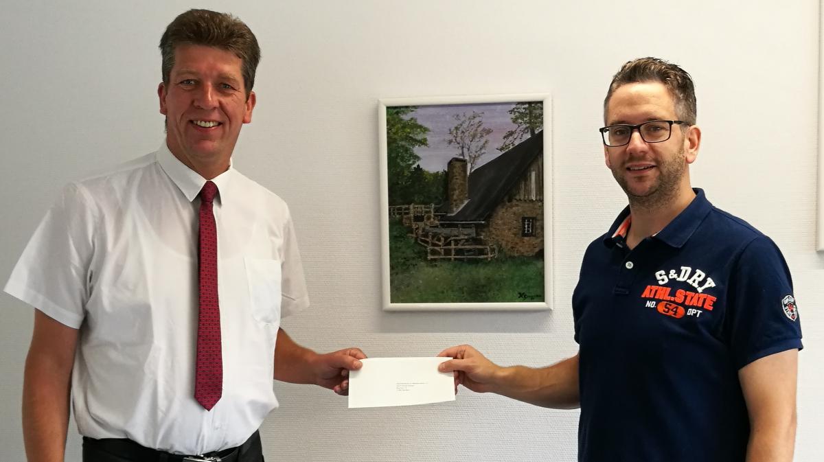 Paul Sieler (l.) überreichte den Scheck an Hauptmann Florian Stracke. von privat