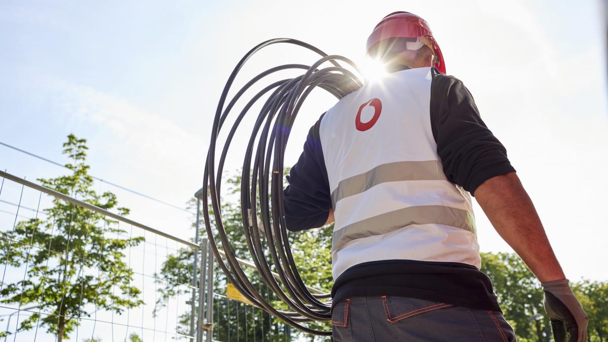 Symbolfoto: Vodafone-Mitarbeiter mit einer Kabelrolle. von Vodafone