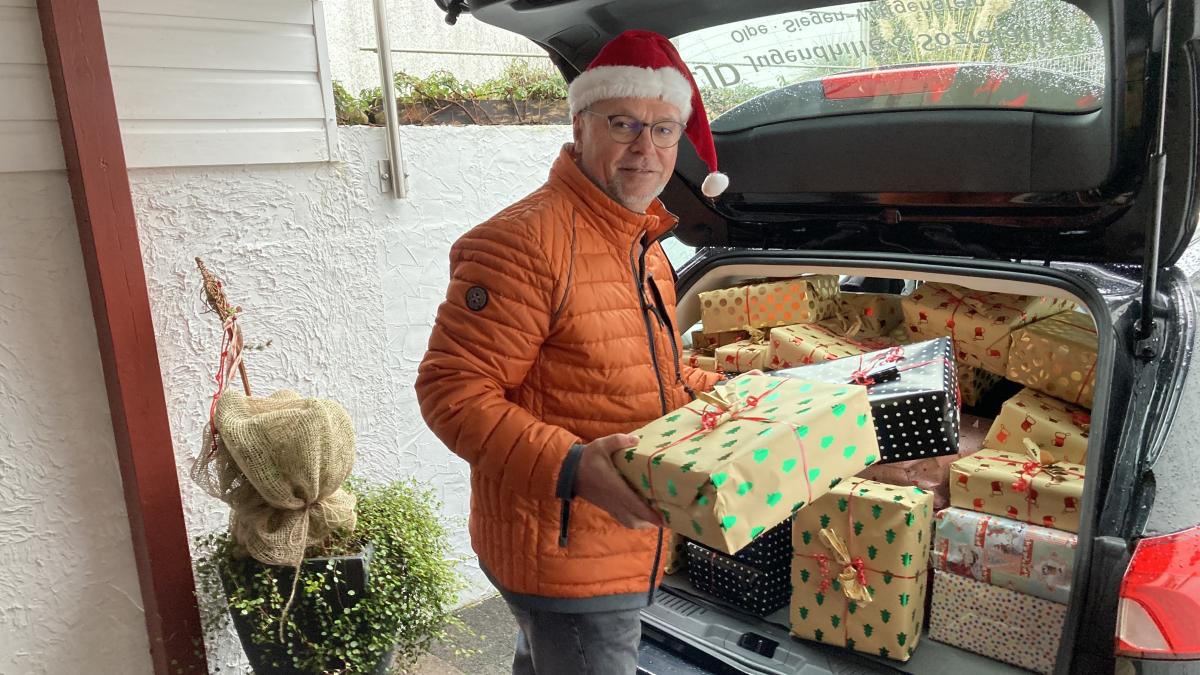 Unter dem Motto „Jedem Kind ein Geschenk zu Weihnachten“ rufen die SPD Attendorn und ihr Stadtverbandsvorsitzender Wolfgang Langenohl dazu auf, Weihnachtspäckchen für bedürftige Kinder zu packen. von privat