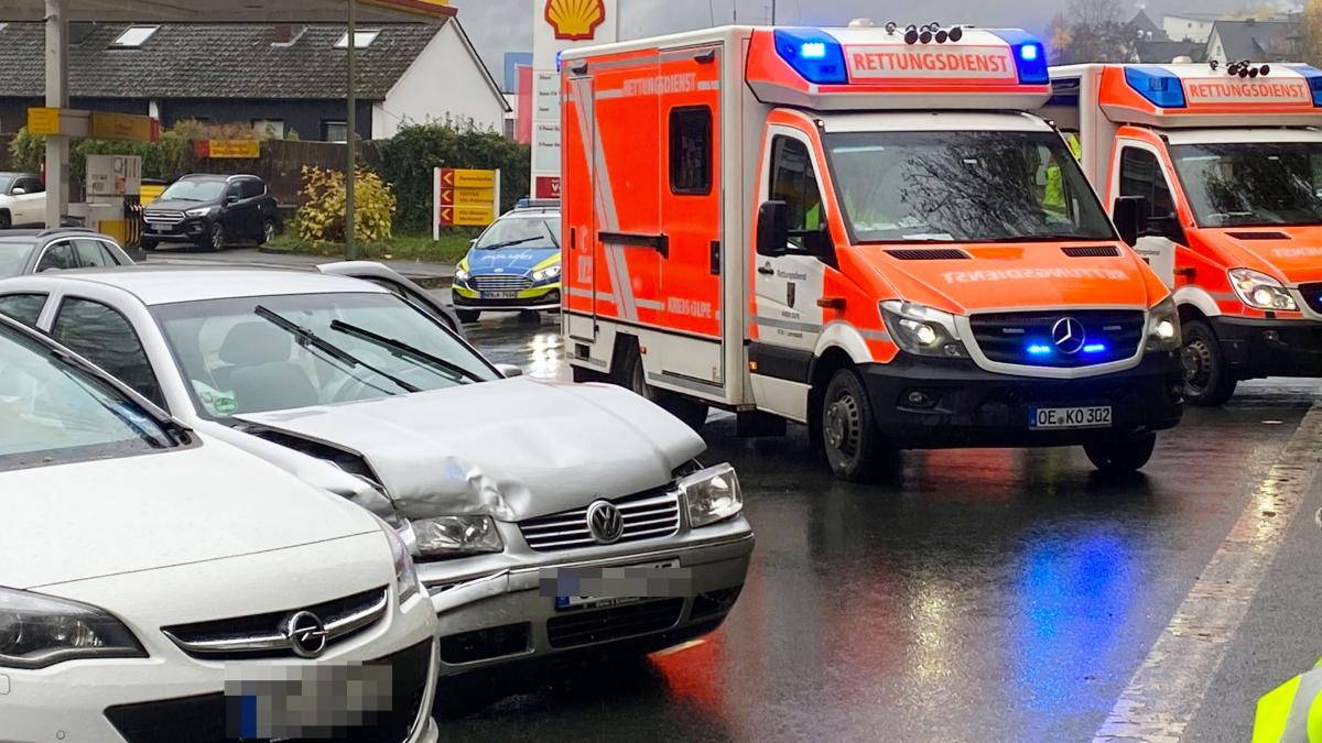 Zwei Pkw waren am Mittwoch, 3. November, in einen Unfall auf der Hagener Straße in Altenhundem verwickelt. von Kerstin Sauer