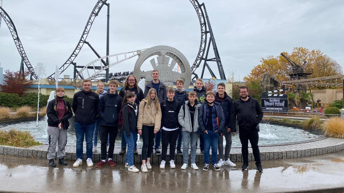 Der Vorsitzende des Musikzuges Heggen, Christopher Weber (r.) und sein Bruder und Stellvertreter Julian Weber (4.v.l.) verbrachten einen abwechslungsreichen Tag mit den Kindern und Jugendlichen. von privat