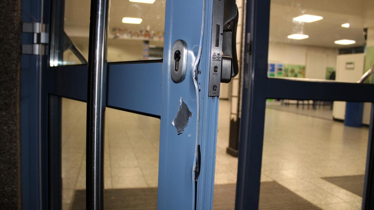 Eine der von den Einbrechern beschädigten Türen in der Sekundarschule. von Polizei Olpe