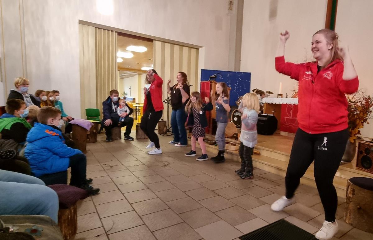 Die Mädchen aus dem Tanzshop erfreuten die Gottesdienstbesucher. von privat