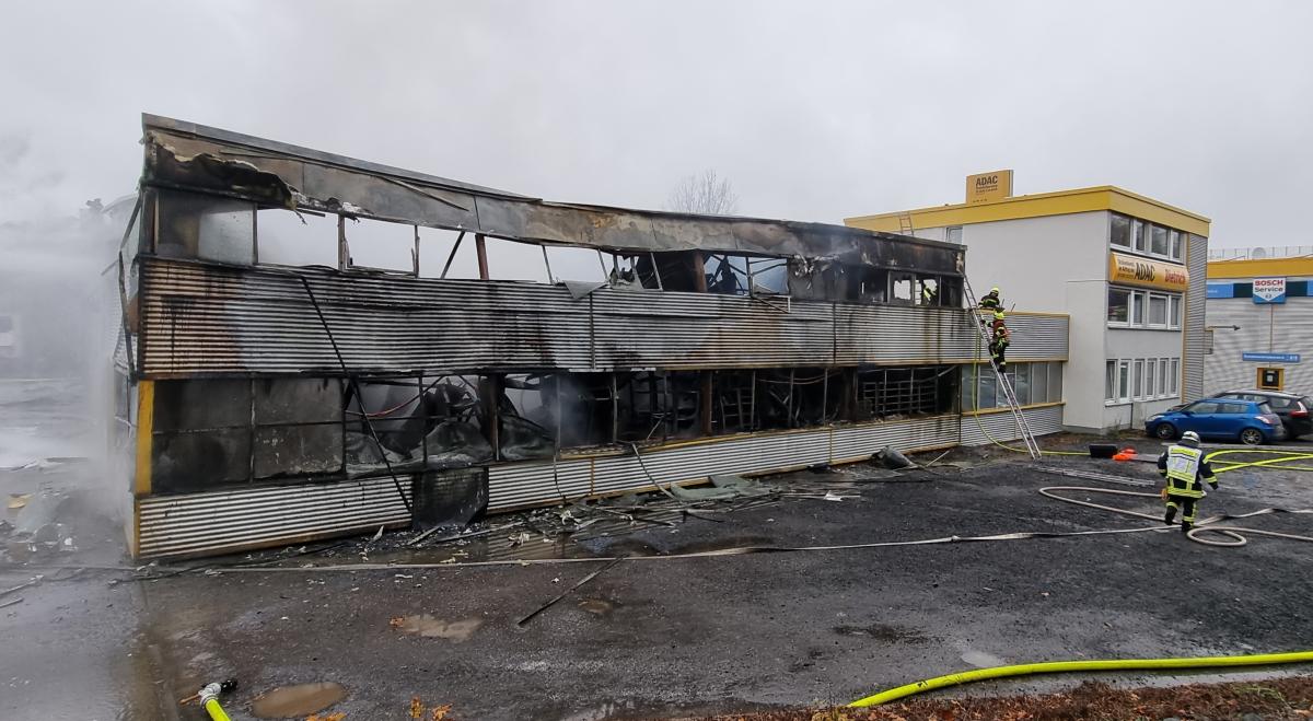 Die ausgebrannte Werkstatthalle nach dem Großbrand bei der Firma Dietrich in Wenden-Gerlingen am 4. November 2021. von Kai Osthoff