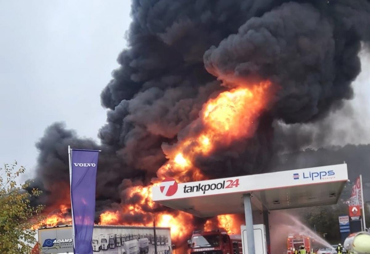 Das Übergreifen der Flammen auf eine Tankstelle konnte verhindert werden. von privat