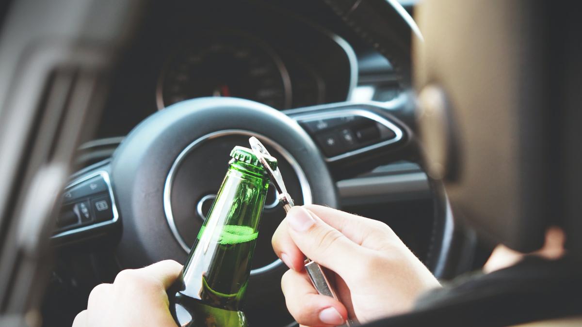 Während einer Polizeikontrolle in Finnentrop gönnte sich ein 34-Jähriger einen Schluck Alkohol. von pexels.com