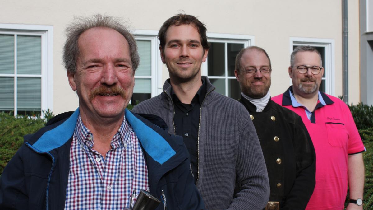 Schornsteinfeger Helmut Klur (links) geht in den Ruhestand. Sein Nachfolger wird ab 1. Januar 2022 Sebastian Konze (2.vl.). Mit im Bild  Peter Birkelbach (2.v.r) und Oliver Abt. von privat