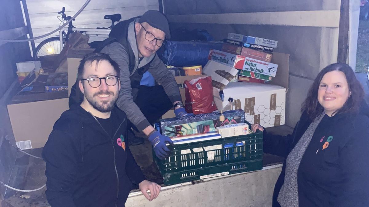 Martin Engel, Axel Zappe und Annemarie Sauermann beim Verladen des Spielzeugs. von privat