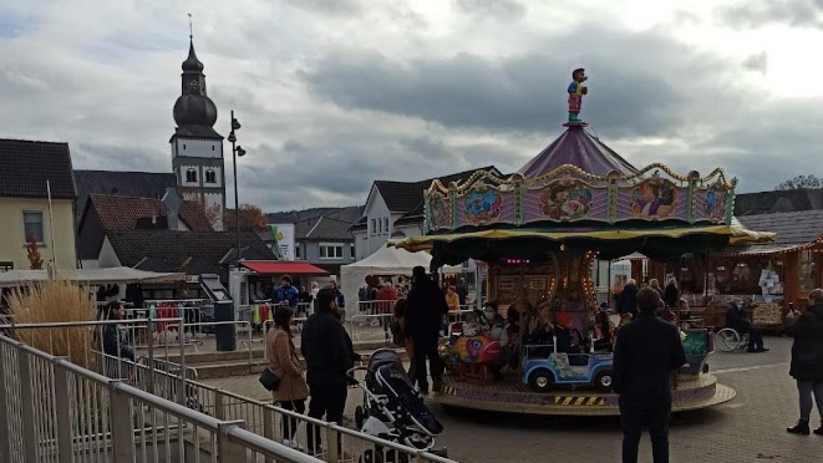 Ungewohntes Umfeld: wo sonst Autos auf dem Feuerteich parken, standen am Wochenende Imbissbuden, Dekostände und Karusselle. von privat