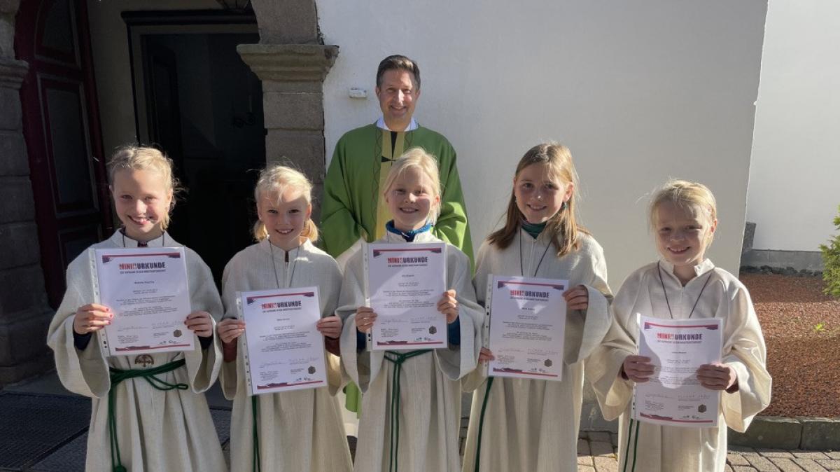 Fünf neue Messdienerinnen wurden am Kohlhagen aufgenommen. Pater Heite segnete die Mädchen. von privat