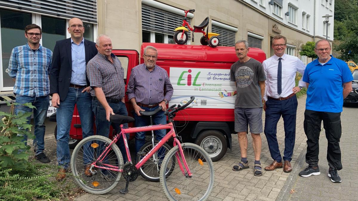 Noch im Sommer stattete Bürgermeister Tobias Puspas der EiL-Fahrradwerkstatt einen Besuch ab. Jetzt bitten die Ehrenamtler, erstmal keine Fahrräder mehr abzugeben. von Lorena Klein