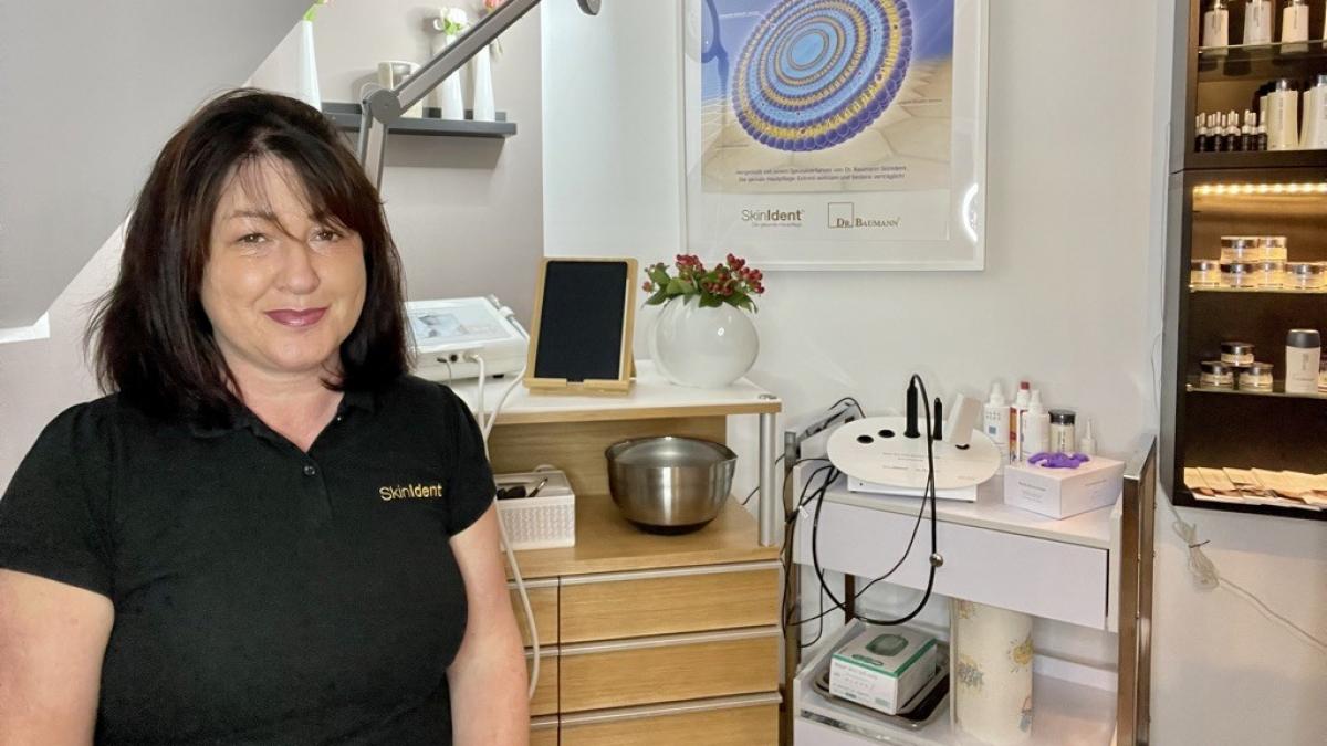 In ihrem Kosmetikstudio bietet Petra Wurzinger „Natural skin Kosmetik“ von Dr. Baumann an. von privat