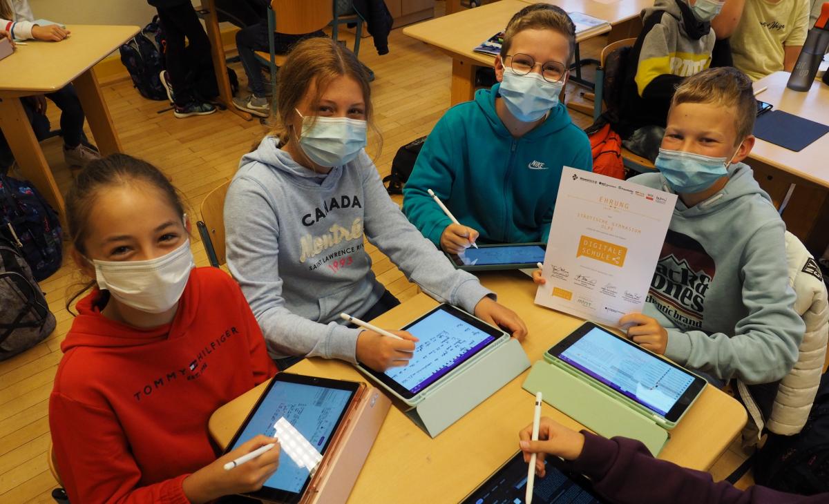 Schülerinnen und Schüler der Tabletklasse 7d arbeiten im Fach Geschichte. von SGO