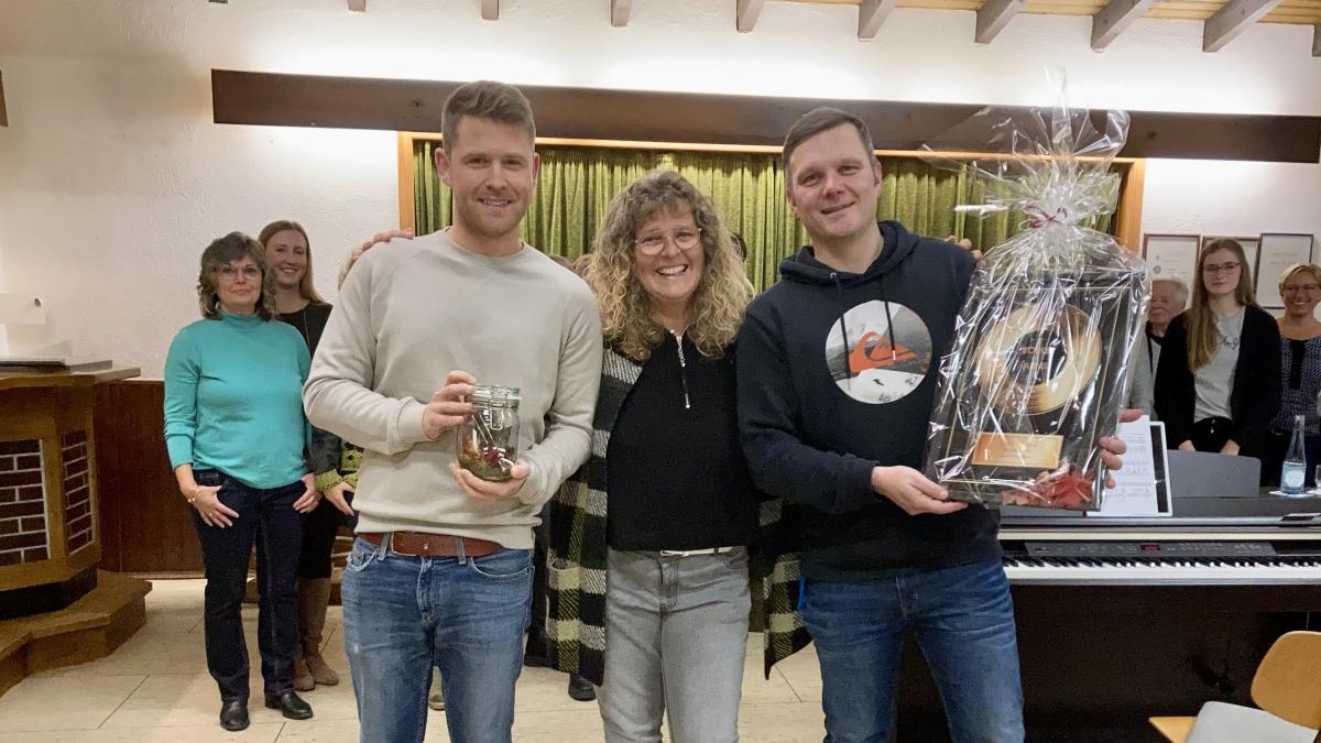 Moritz Schönauer, Beate Korn und Volker Arns (v.l.) blicken zuversichtlich in eine weiterin erfolgreiche musikalische Zukunft des Elbener Frauenchors. von Lorena Klein