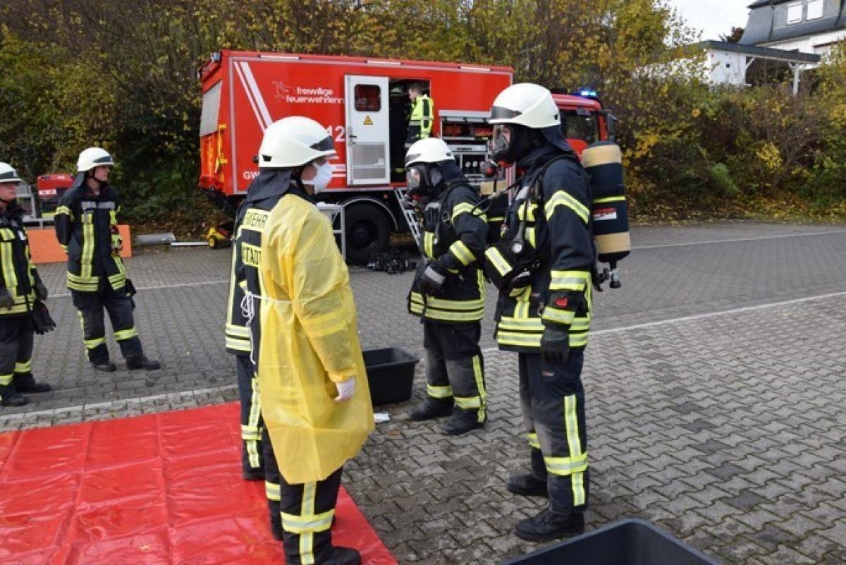 Bei der Einsatzstellenhygiene wurden die eingesetzten Trupps von der kontaminierten Einsatzkleidung befreit und die Gerätschaften gereinigt. von Feuerwehr Lennestadt