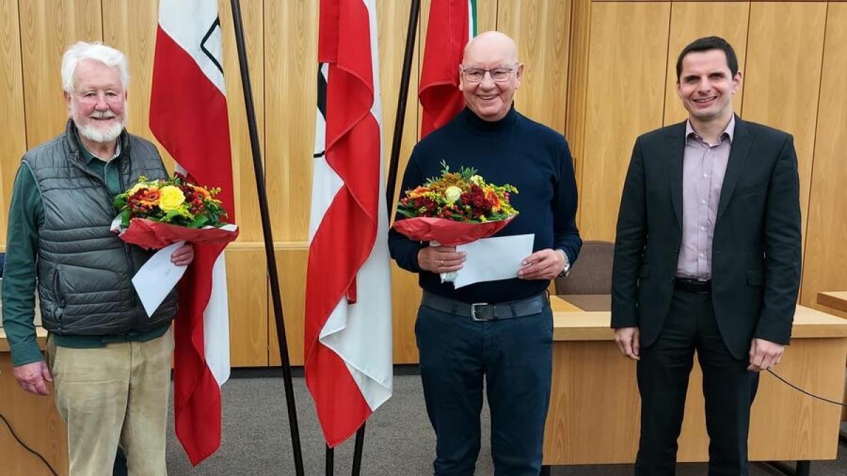 Wurden auf eigenen Wunsch durch Bürgermeister Christian Pospischil aus dem Seniorenrat verabschiedet: Rudolf Heller (links) und Werner Beul (Mitte). von Hansestadt Attendorn