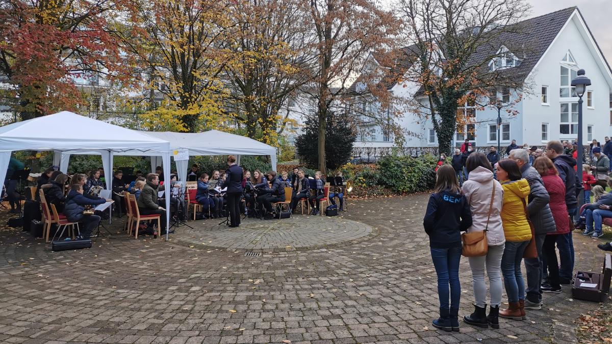 Die Musiker der Freiwilligen Feuerwehr Olpe begleiten den Herbstmarkt mit ihrem Auftritt. von privat