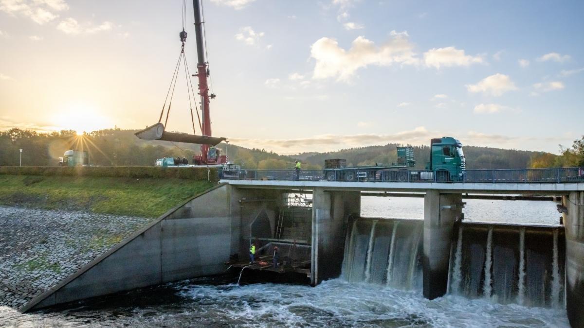 Beim Einbau der neuen Fischbauchklappe im (in Fließrichtung gesehen) rechten Wehrfeld war Maßarbeit gefragt. Die linke Wehrklappe wurde bereits 2019 instandgesetzt. von privat