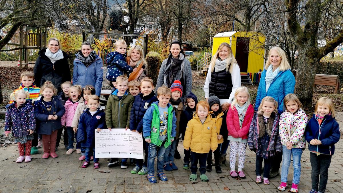 Das Orga-Team des Saalhauser Kinderflohmarktes überreichte den symbolischen Scheck Kinder und Erzieherinnen des St.-Josef-Kindergartens. von privat