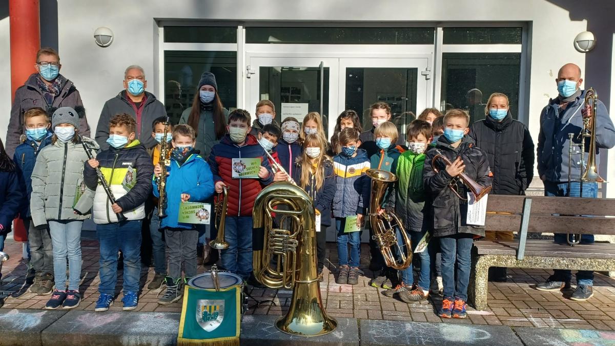 Musikunterricht mal anders: Der Musikverein Bilstein veranstaltete am Donnerstag, 11. November, eine Freiluft-Musikstunde für die Schüler der Grundschule Bilstein. von privat