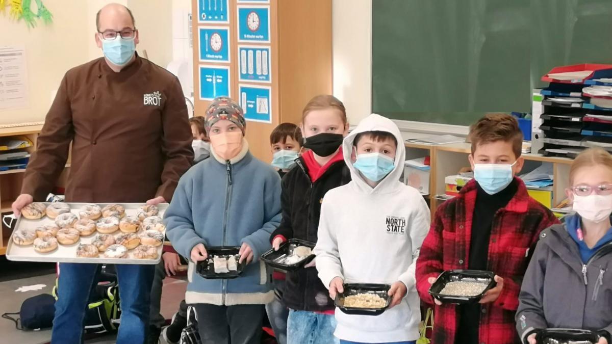 Bäckermeister Ralf König zeigte den Kindern wie Backwaren hergestellt werden. von privat