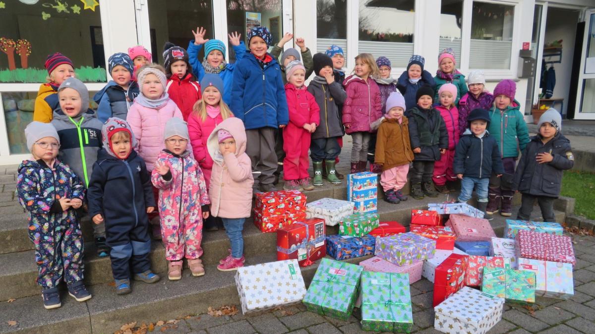 Stolz präsentieren die Flohkisten-Kinder die selbst gepackten Päckchen, mit denen sie anderen Kindern eine Freude machen möchten. von Nicole Teipel
