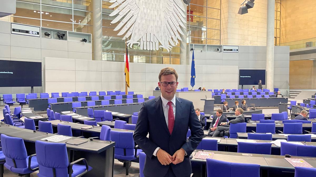 Florian Müller im Plenarsaal des Bundestags. von Büro Florian Müller