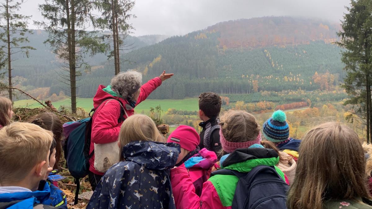 Naturparkführerin Anita Jung zeigte den Schülern die heimischen Wälder. von privat