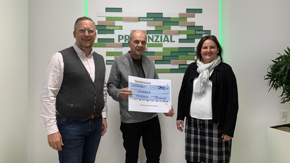 Markus Dornseifer (links), Joachim Dolle und Anna Büdenbender bei der Spendenübergabe in Altenhundem. von privat