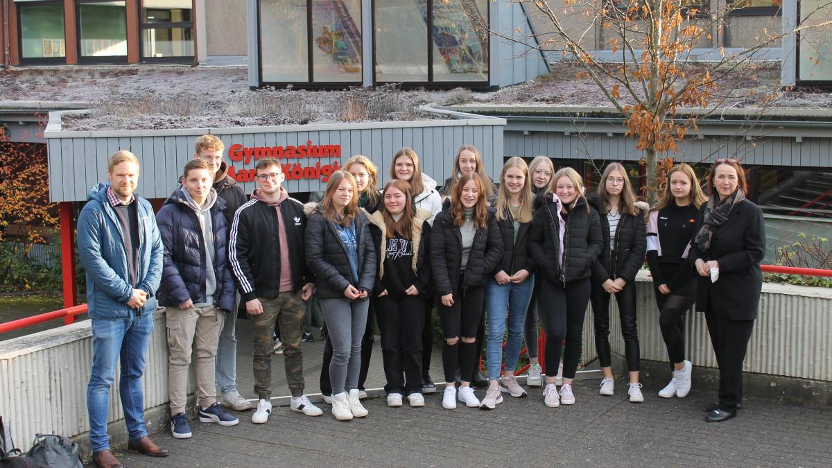 Angela Freimuth (rechts), Vizepräsidentin des Landtages, war zu Gast am Gymnasium Maria Königin und diskutierte mit Schülern des Sozialwissenschafts-Leistungskurses der Q1 und Lehrer Manuel Vormweg (links). von privat