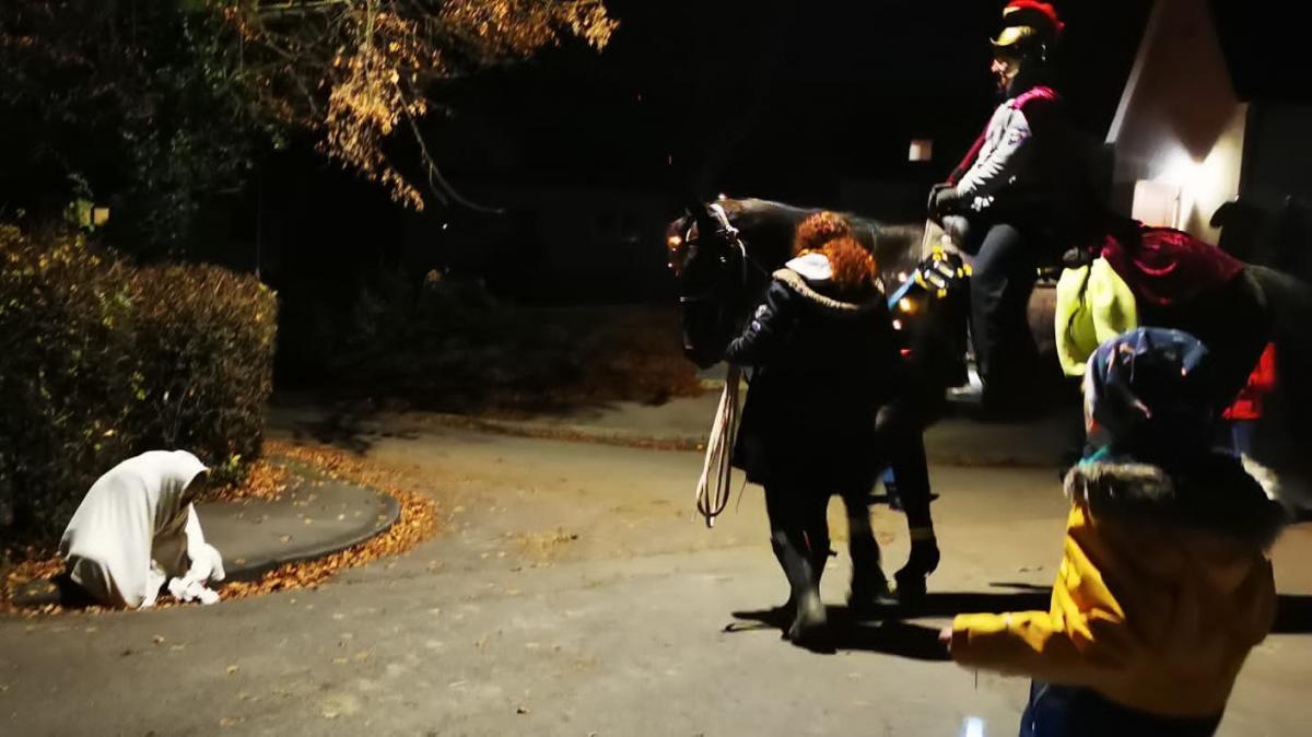 Zum Abschluss der Runde durch den Ort teilte Martin seinen Mantel mit dem Bettler. von privat