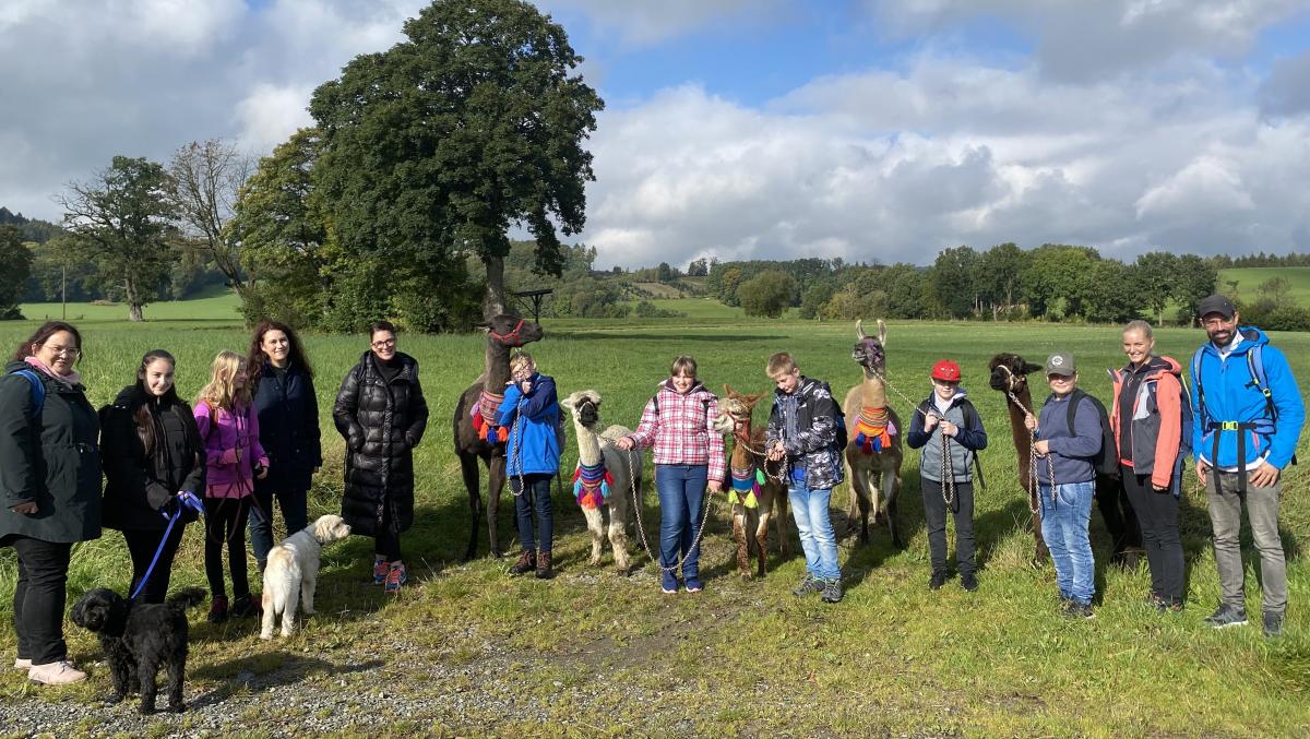 Mit den Alpakas und Lamas an der Leine zogen die Janusz-Korczak-Schüler und ihre Lehrer durch die Lande - und waren hellauf begeistert von den Tieren. von privat
