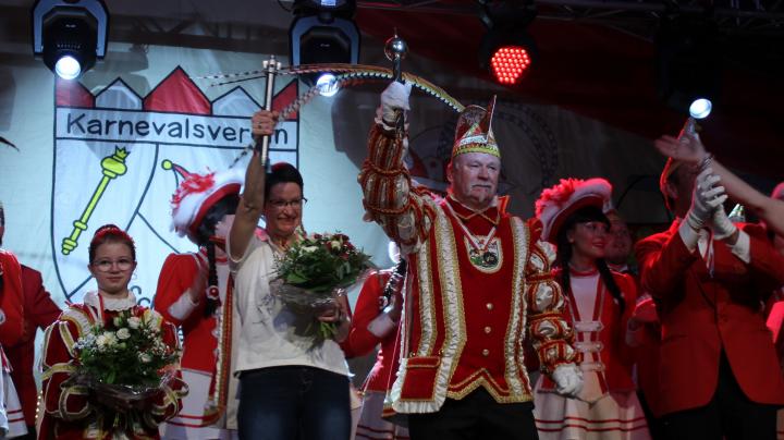 Unterm Festzeltdach krönte der Karnevalsverein Schönau-Altenwenden Karl-Heinz und Astrid...