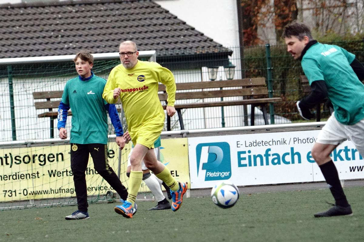 Finnentrops Bürgermeister Achim Henkel schnürte die Fußballschuhe und erzielte gegen CP-Fußballer aus NRW einen Treffer. von privat