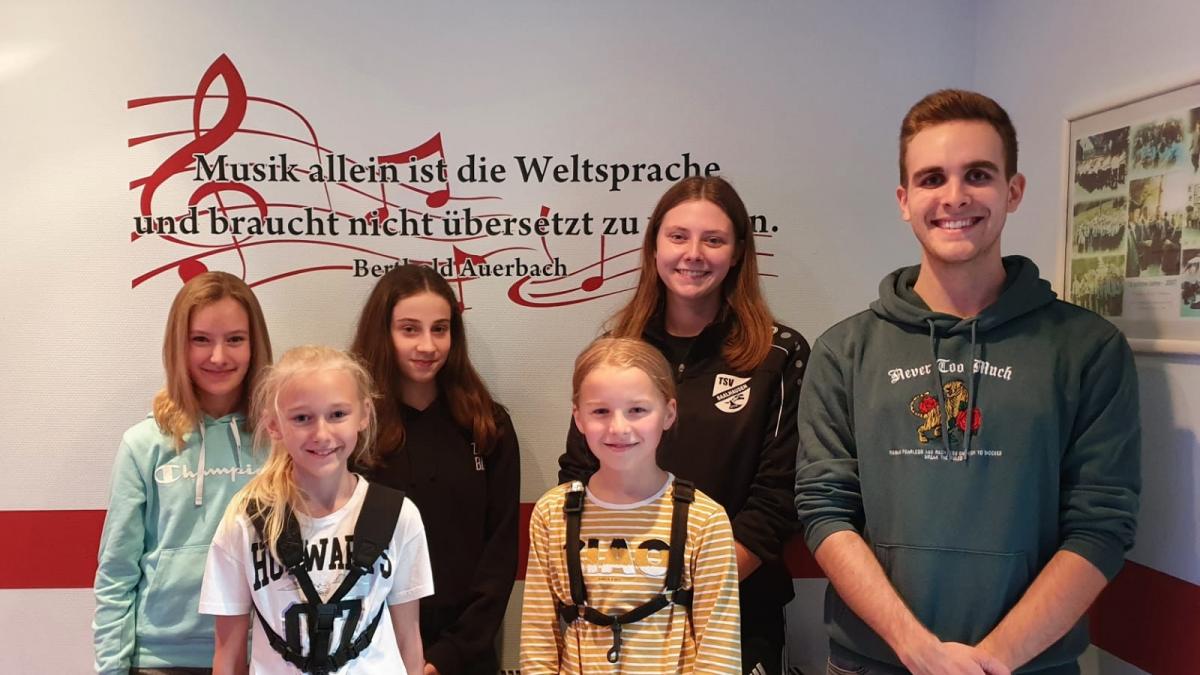 Die Teilnehmerinnen der Wettbewerbe (v.l.): Carlotta Hennes, Amélie Zimmermann, Annika Köhler, Lilly Stremmel, mit Jugenwärtin Finja Rameil und Schriftführer Jakob Graß. von privat