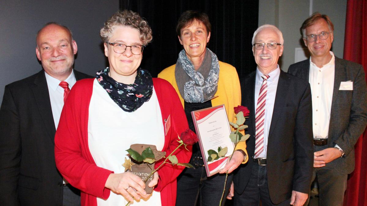 Im Lebensmittelladen „Hoff’s Wertvoll“ wird Inklusion gelebt. Ein würdiges Projekt, dessen Gold-Auszeichnung Teamleiterin Andrea Drüeke (vorne) jetzt stolz entgegennahm. von Caritas