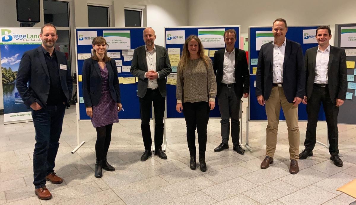 Der geschäftsführende Vorstand ( Bürgermeister von Attendorn, Drolshagen, Olpe und Wenden) und das Regionalmanagement der LEADER-Region (von links): Dr. Frank Bröckling, Hannah Kath , Ulrich Berghof, Natascha Kempf-Dornseifer, Bernd Clemens, Peter Weber, Christian Pospischil. von privat