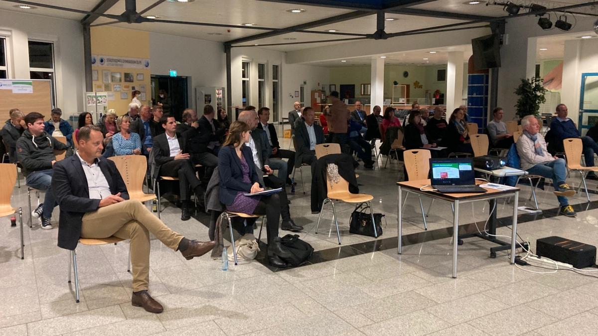 Etwa 50 Bürgerinnen und Bürger kamen zur Auftaktveranstaltung für die Neubewerbung als LEADER-Region BiggeLand ins Forum des Städtischen Gymnasiums in Olpe. von privat