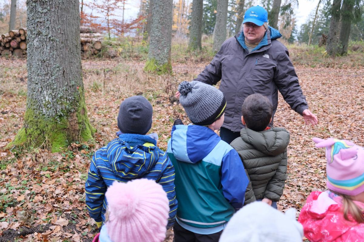 Theresia Wurm zeigte den Kindern das Facettenreichtum des Waldes. von Adam Fox